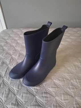 Cat & Jack Navy Blue Kids Rain Snow Boots Size 5 EUC Waterproof Rubber